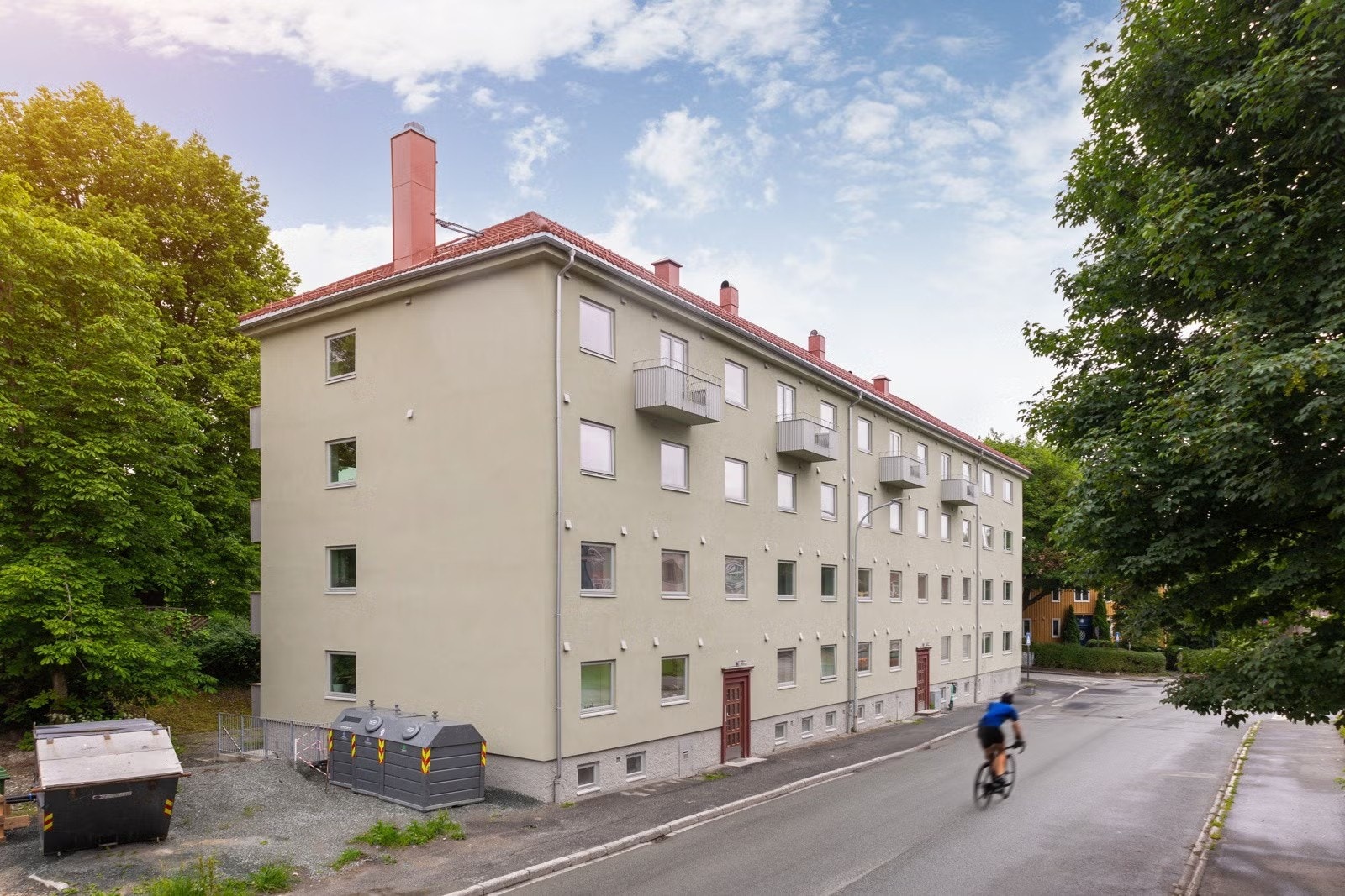 Leiligheten har en god og sentral beliggenhet i et av byens mest attraktive boområder, med den idylliske turstien langs Nidelven like nedenfor. Galleribilde