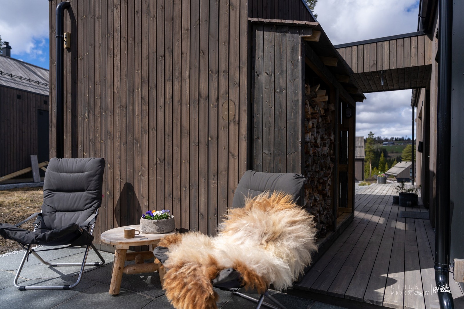 Morgensolen kan nytes på opparbeidet uteplass med skiferstein Galleribilde