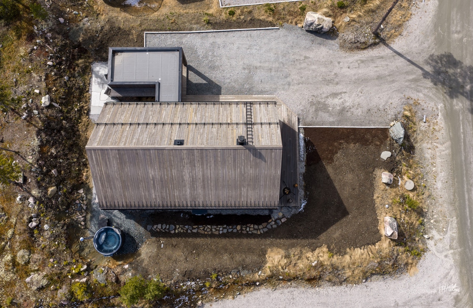 Tomten er velutnyttet med plass til en flott hytte, opptil 6 biloppstillingsplasser og et uteområde hvor solen kan nytes til alle døgnets timer Galleribilde