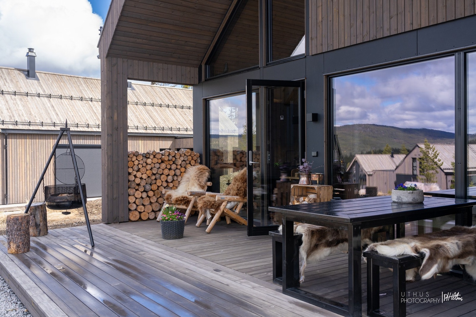 Hytta har en svært gjennomtenkt og godt utarbeidet uteplass som gir flere hyggelige soner rundt eiendommen Galleribilde
