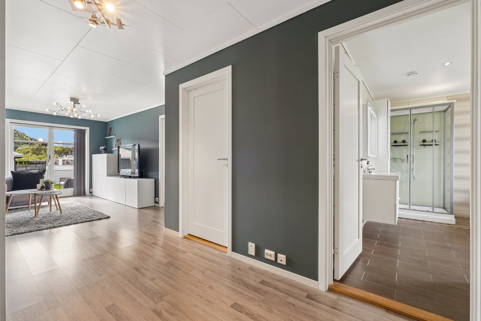 I 1.etasje er det entré, 3 soverom, vaskerom, bad og stue. Galleribilde