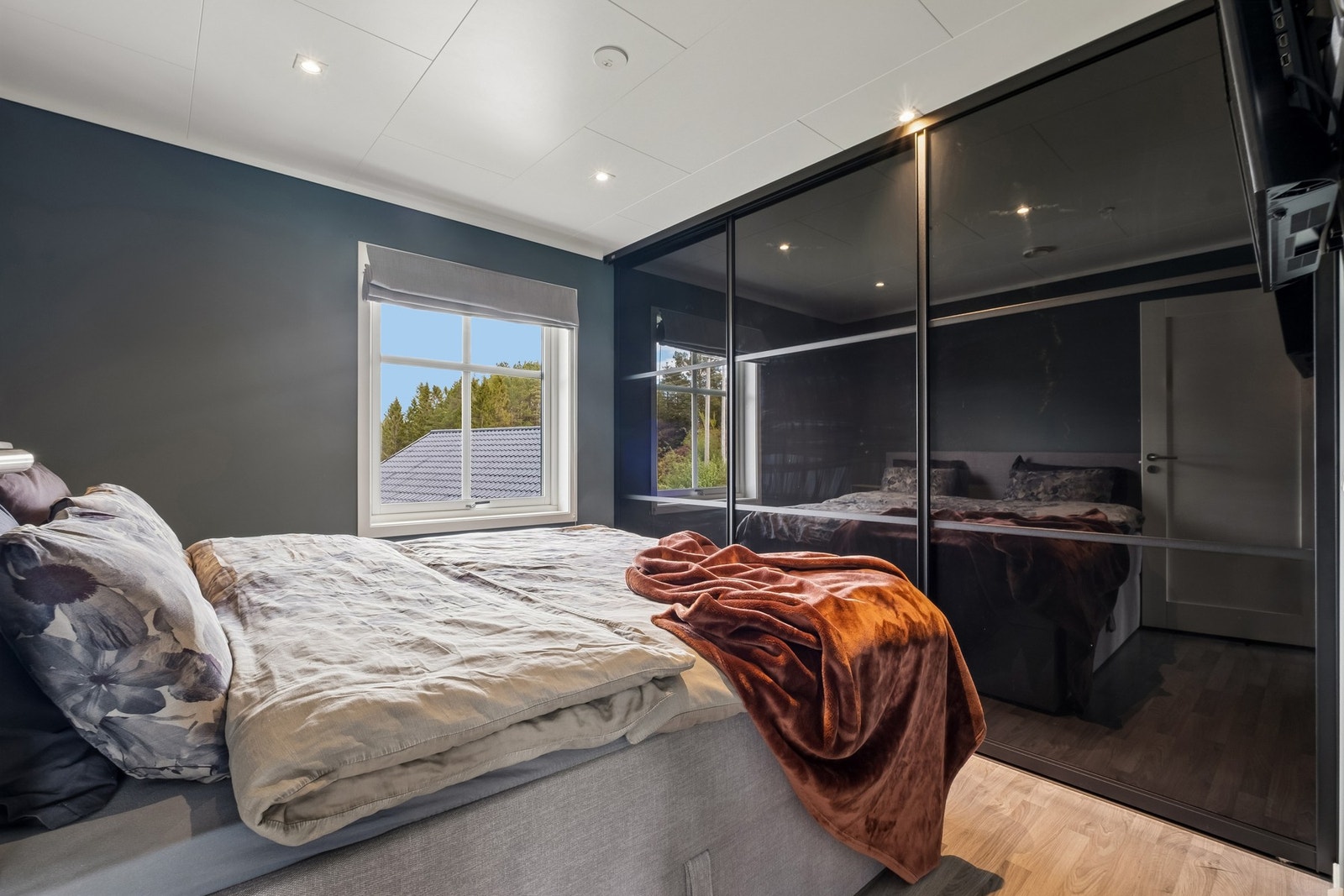 Det er montert skyvedørsgarderobe med god plass til oppbevaring. Galleribilde