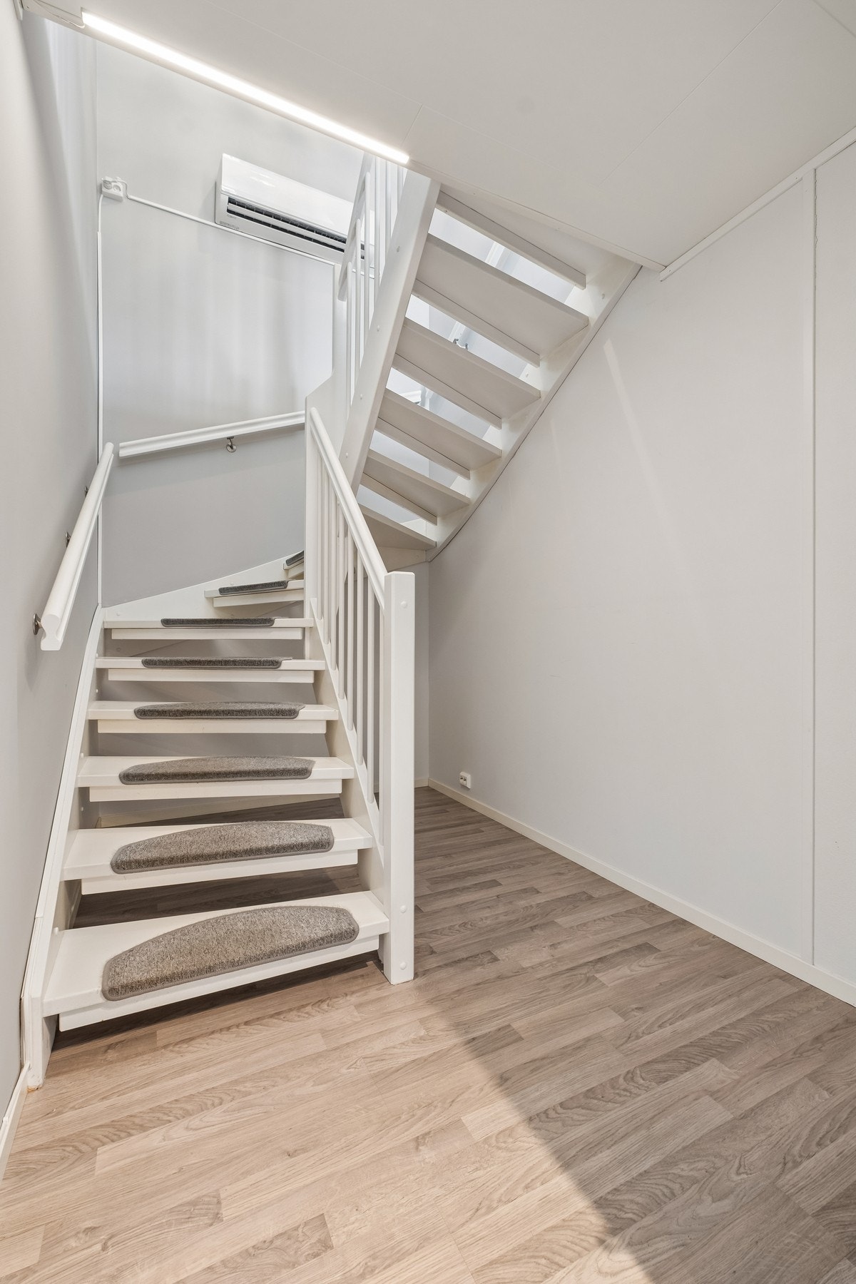 Det er montert sentralstøvsuger i hus med tilkobling i begge etasjer. Mulighet for oppbevaringsplass under trappa og i trapperom. Galleribilde