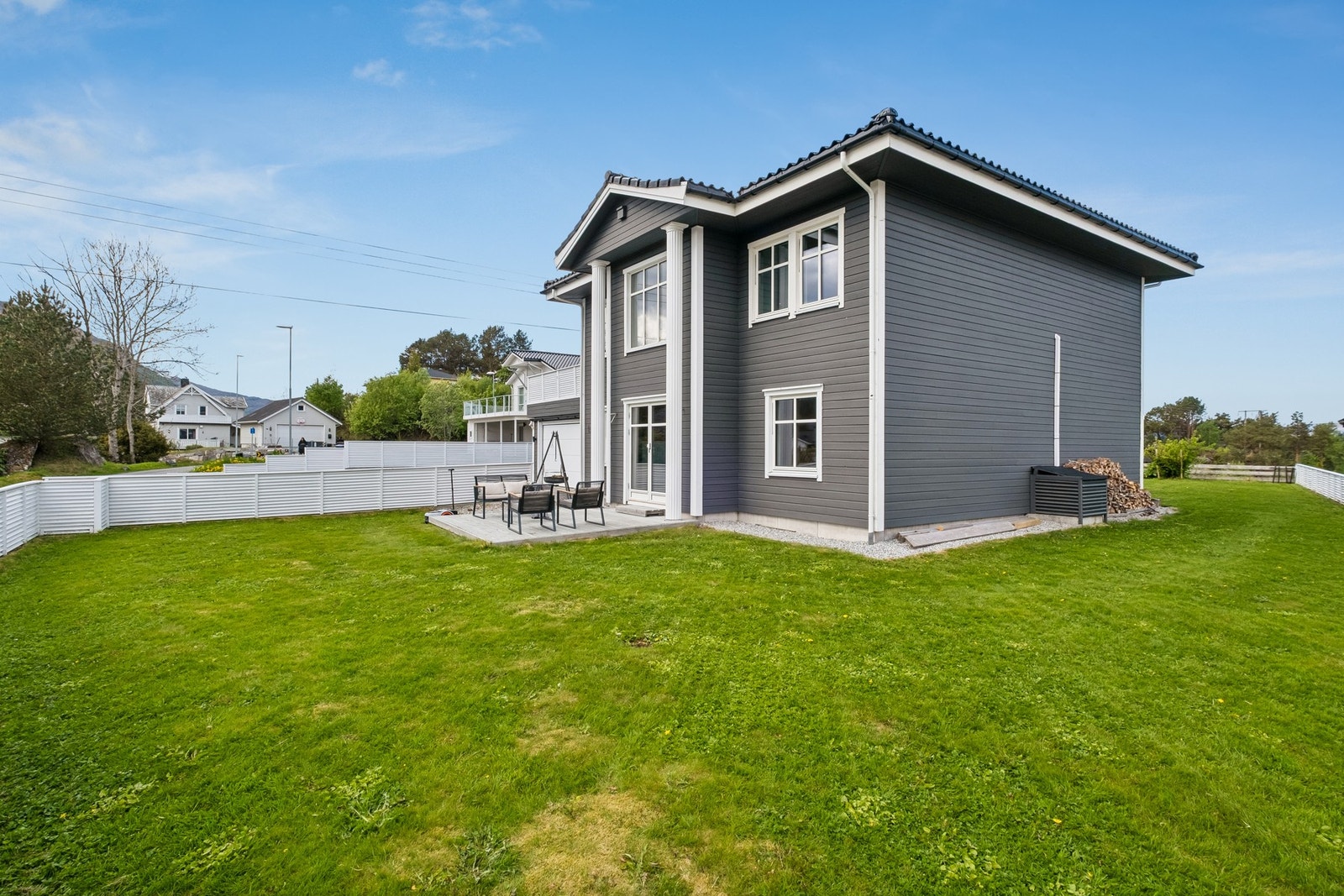 Selger forteller at noen av tingene de kommer til savne mest med eiendommen er en flat og solrik tomt med god boltringsplass for store og små. Galleribilde
