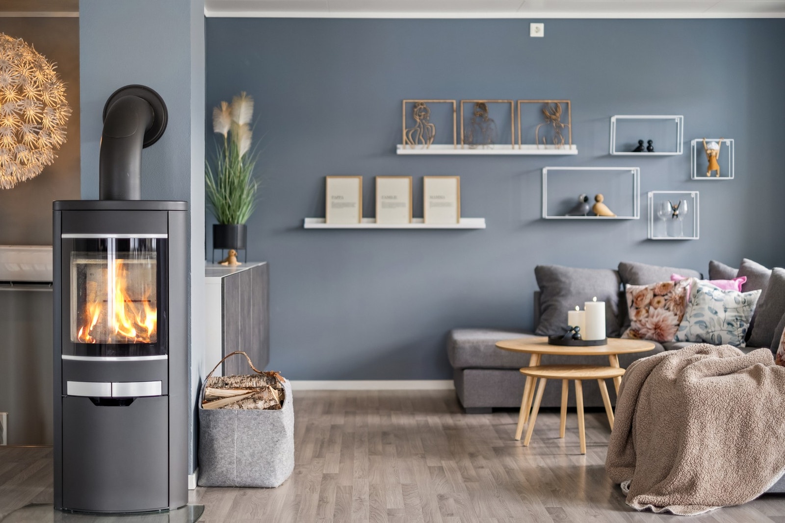 Det er montert varmepumpe, vedovn og ventilasjonsanlegg med varmegjenvinning for god oppvarming og godt inneklima. Galleribilde