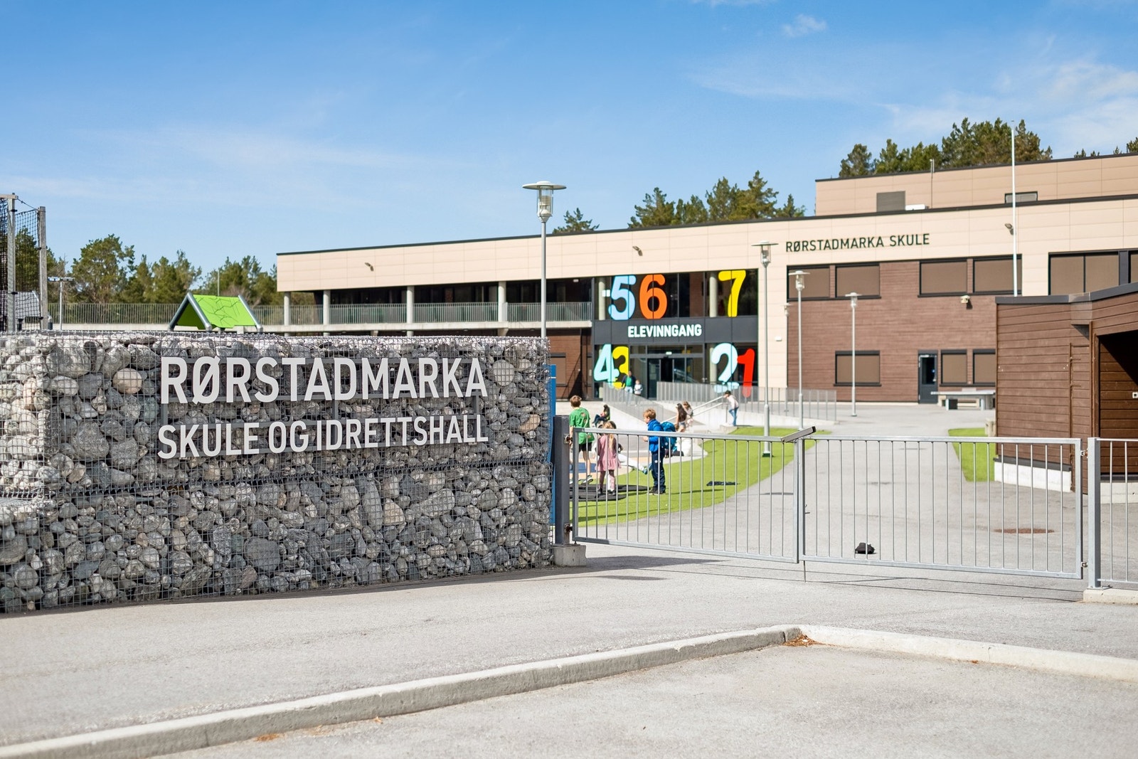 Det er gangavstand til nybygd barneskole, idrettshall og barnehage. Galleribilde