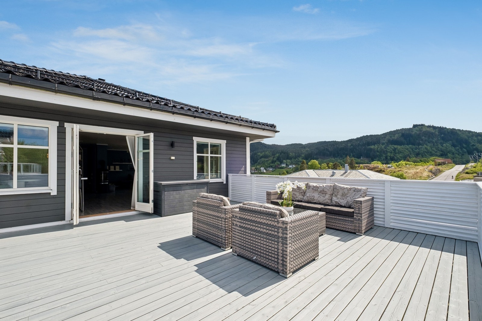 Veranda er sørvestvendt med gode solforhold gjennom hele dagen og kvelden. Galleribilde