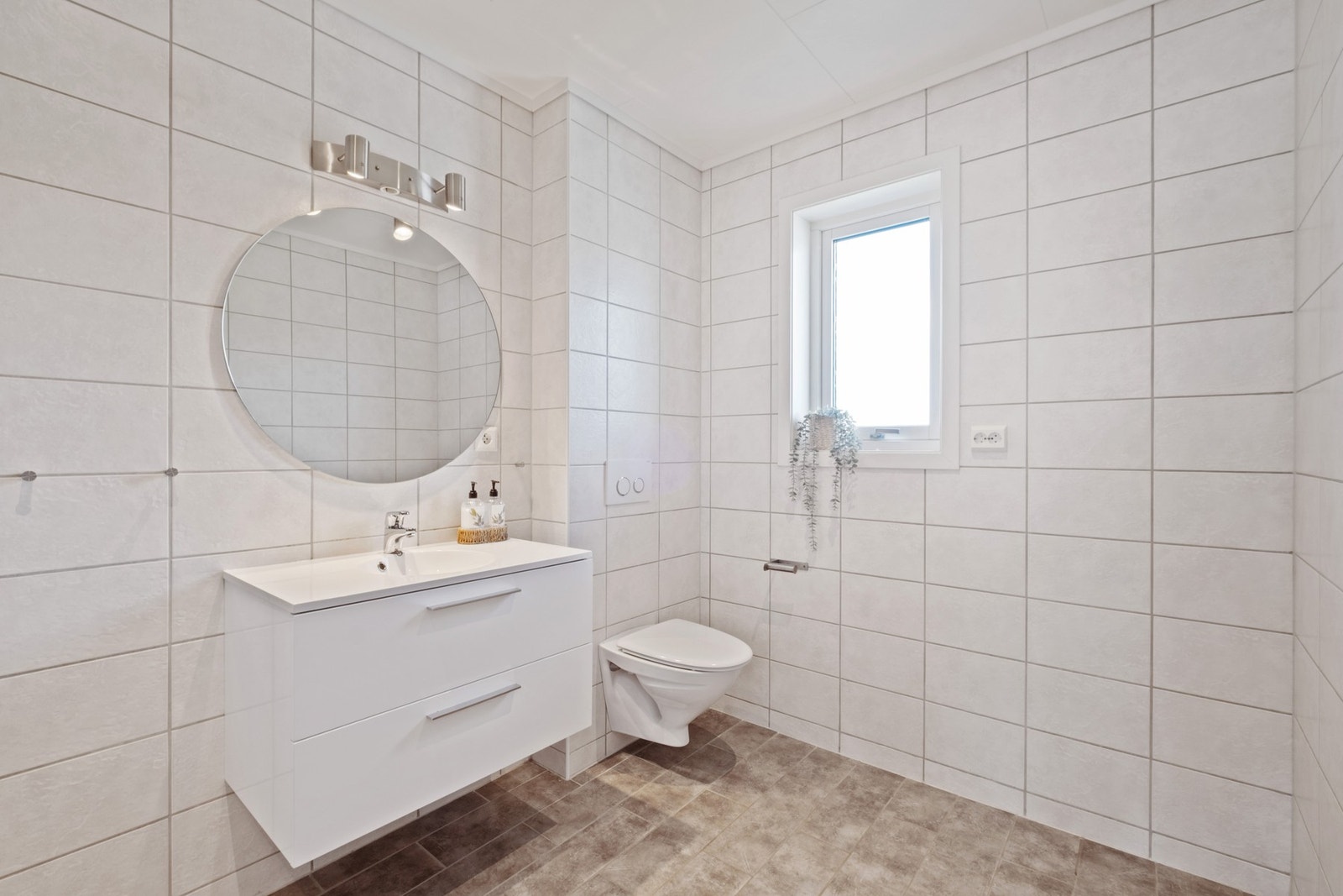 Badet i 2.etasjen er helfliset med elektriske varmekabler i gulvet. Galleribilde