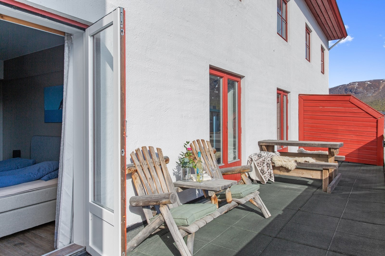 Den store verandaen på hele 21 m² har adkomst fra både stue/kjøkken og leilighetens to soverom Galleribilde