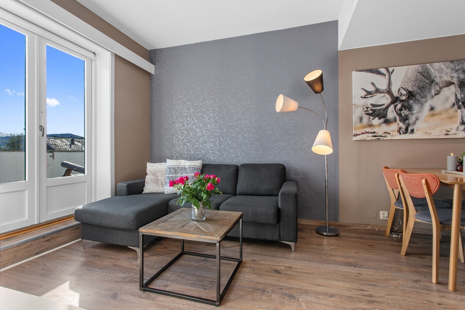 Stue med sofagruppe og utgang til den store verandaen Galleribilde