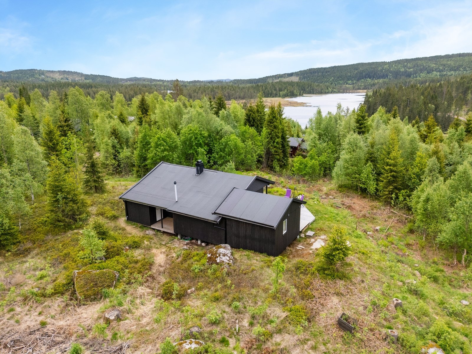 Eiendommen ligger usjenert til i skogsterreng, med umiddelbar nærhet til både badevann og langrennsløyper. Galleribilde