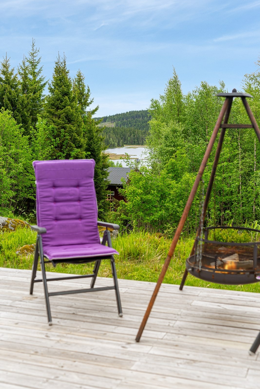 Fra eiendommen er det utsikt mot vannet. Galleribilde