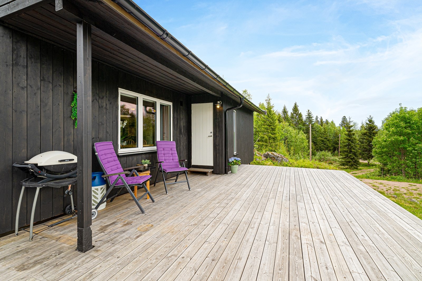 Her kan man nyte rolige dager med utsikt mot skogen. Galleribilde