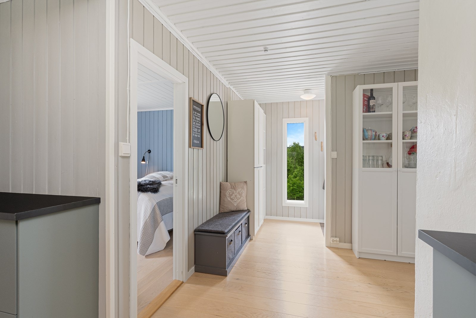 Gjennomgående lyse tregulv og panel på veggene skaper en helhetlig og lun atmosfære. Galleribilde