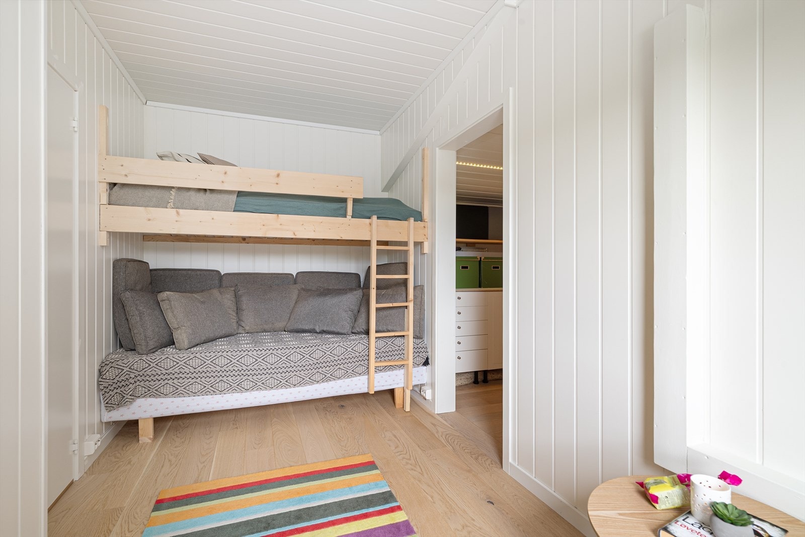Det disponible rommet er innredet med en praktisk sovesofa med køyeseng, som gir fleksible soveplasser. Galleribilde