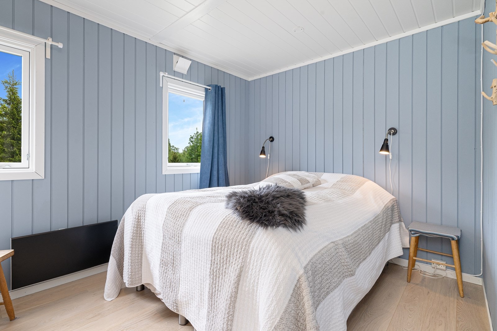 Hovedsoverommet har plass til dobbeltseng og er holdt i en rolig fargetone. Galleribilde