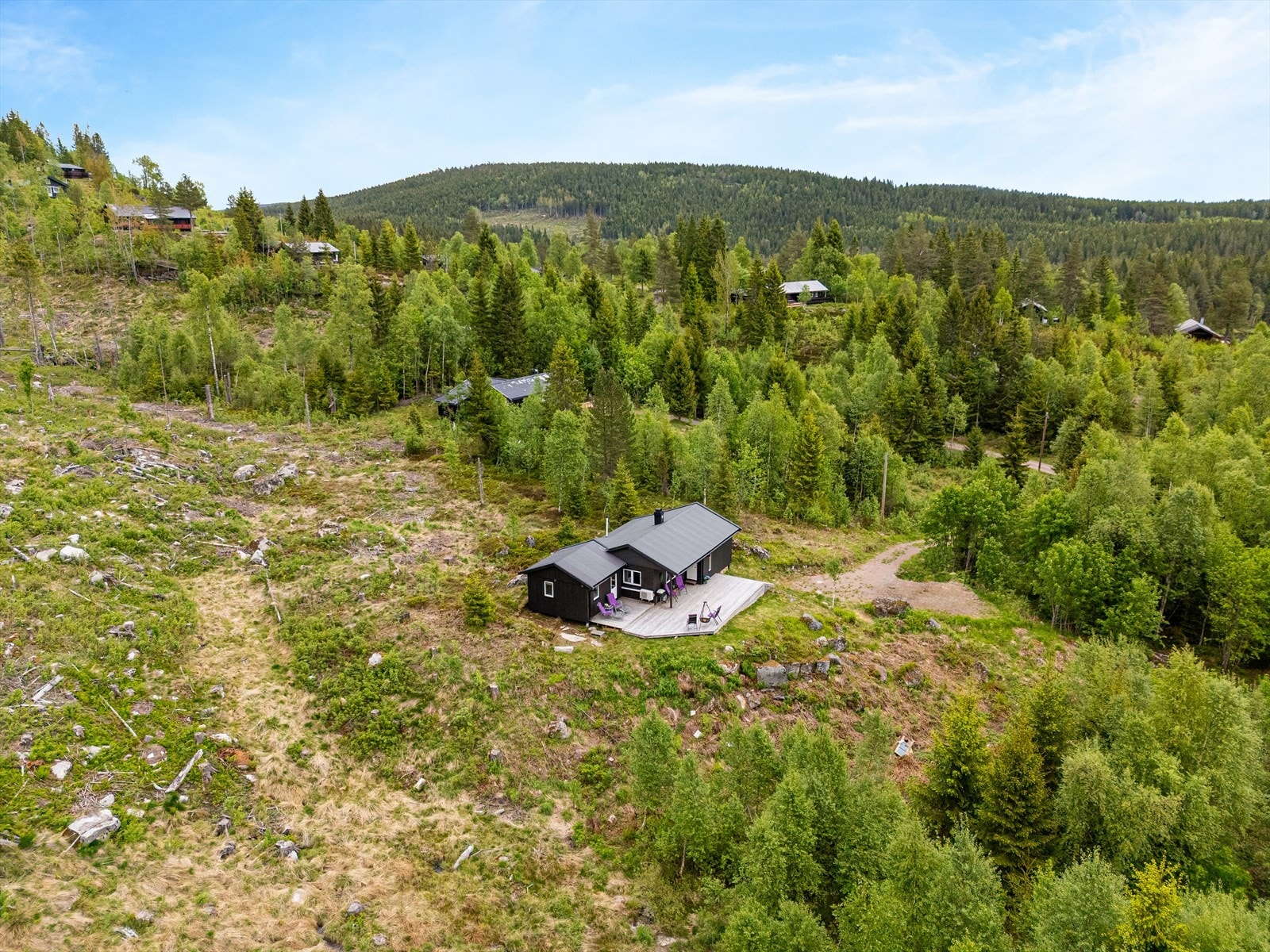 Hytta ligger høyt og fritt i terrenget med gode lysforhold. Galleribilde