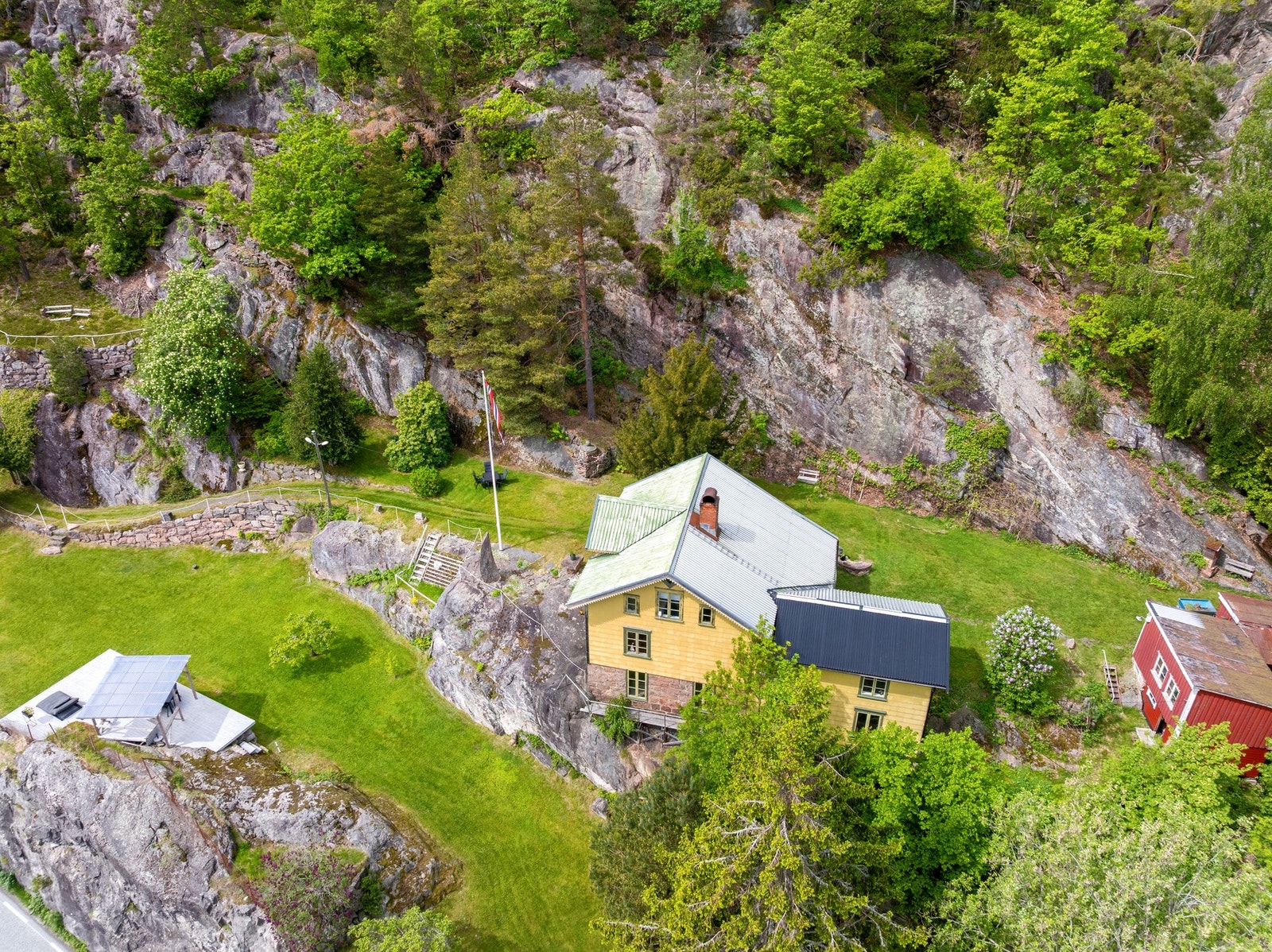 Eiendommen ligger på en stor og innholdsrik tomt på hele 21 mål med flotte uteområder fordelt over flere nivåer. Galleribilde