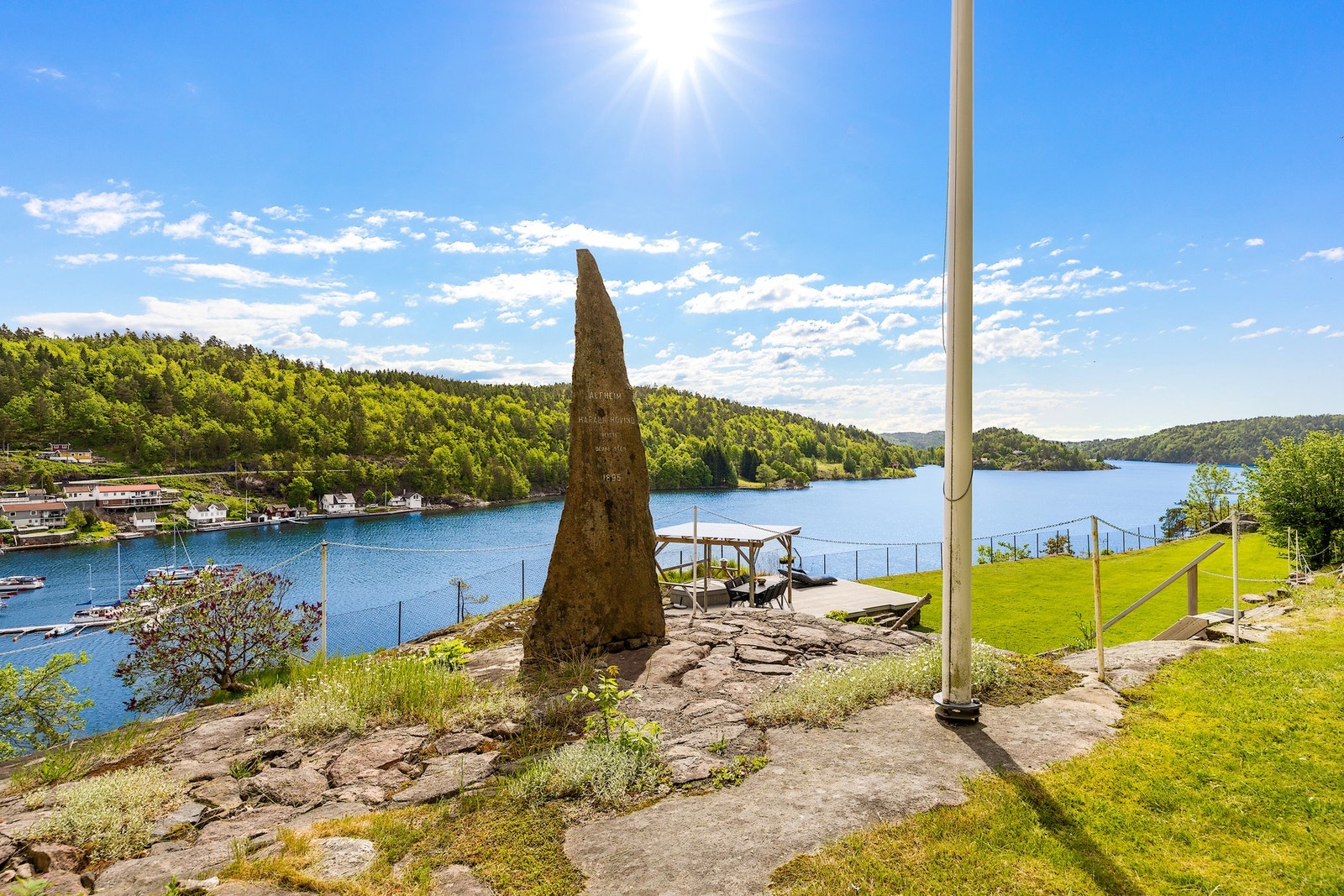 Eiendommen har ingen nærliggende naboer, samtidig som man kun er en 2 minutters kjøretur unna Tvedestrand sentrum. Galleribilde
