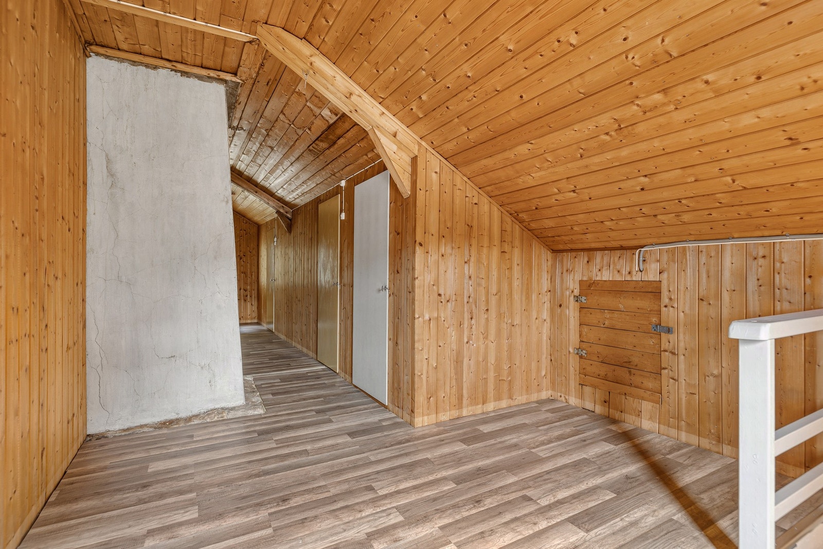 I 2.etasje er det gode oppbevaringsmuligheter i flere kott. Galleribilde