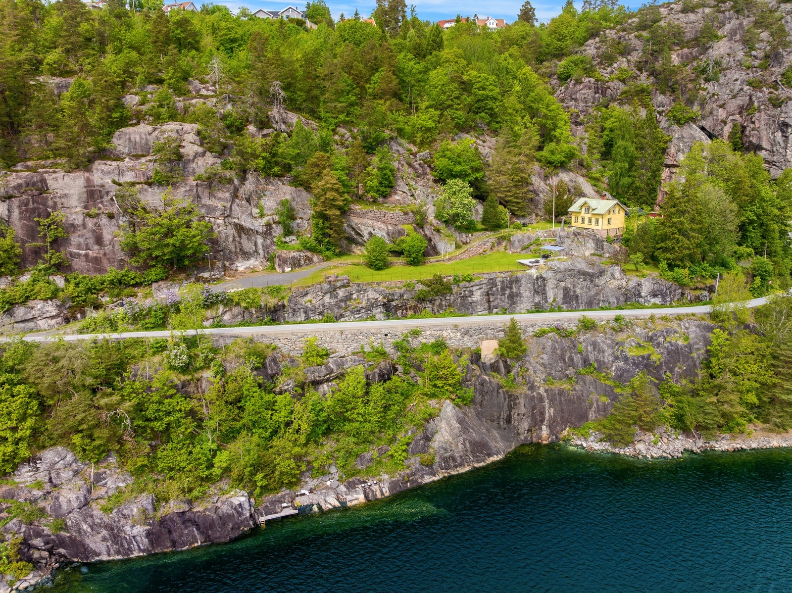 Fra boligen går det sti opp til fjellveggen hvor man finner flere naturlige platåer og bålplass med flott utsikt over området. Galleribilde