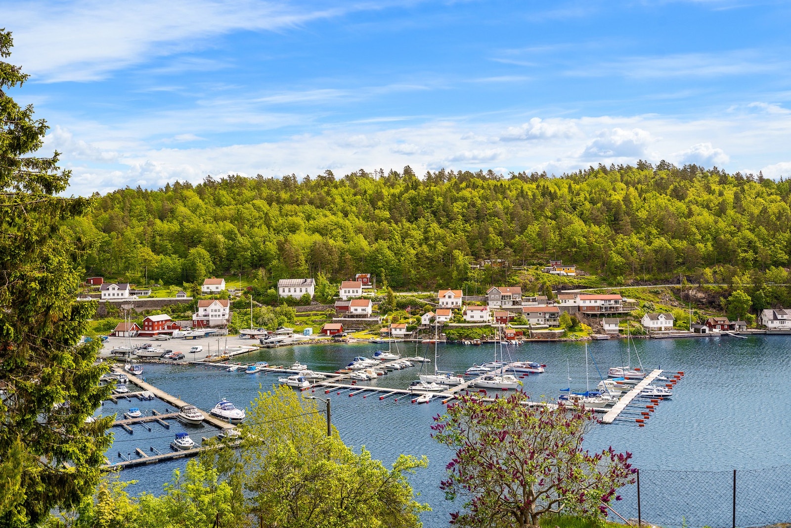 Eiendommen ligger rett ved Østerå en liten grend i Tvedestrand hvor det er gode bade og turmuligheter. Galleribilde