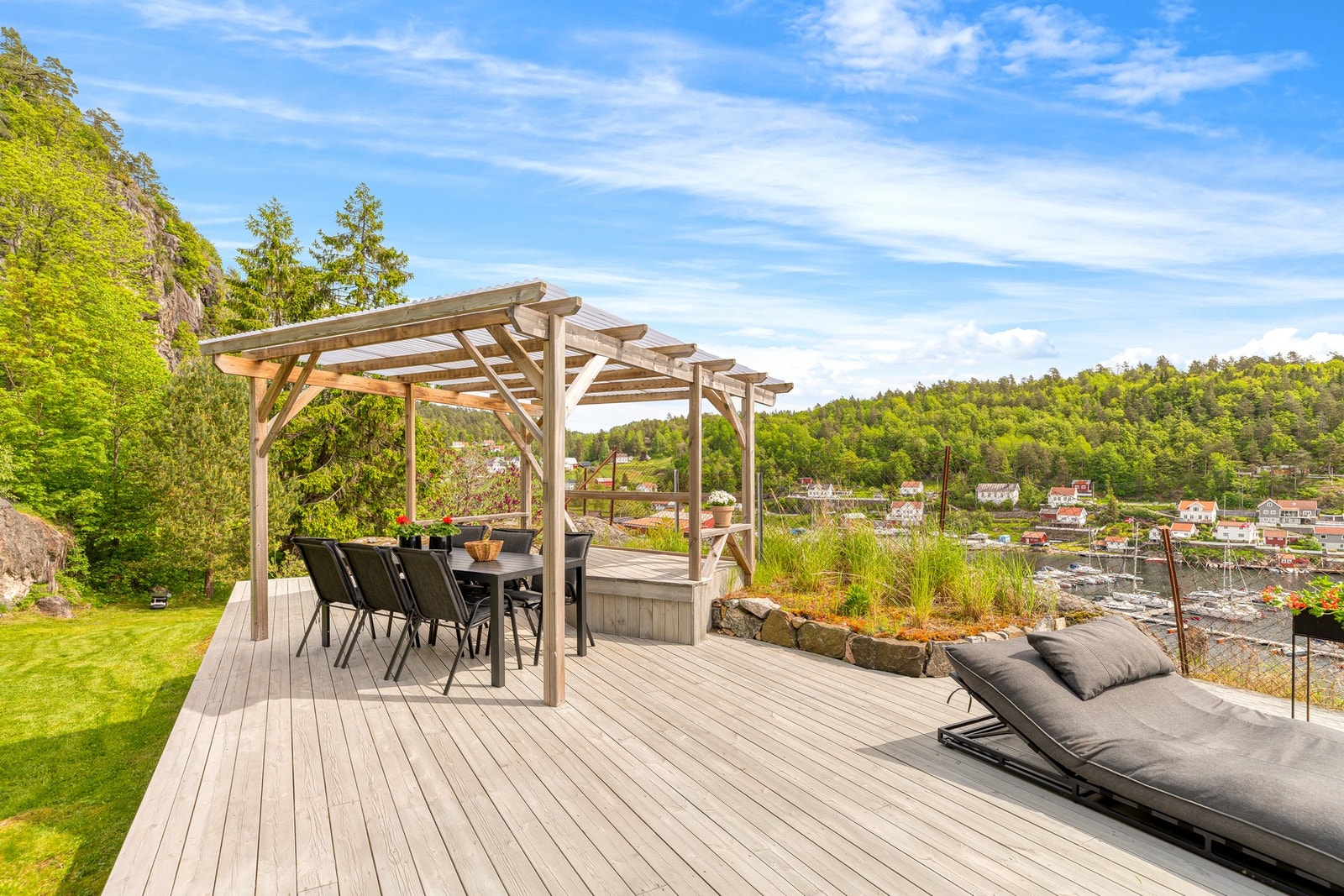 Eiendommen har opparbeidede uteområder med plen, terrasse, bedd og annen beplantning. Galleribilde