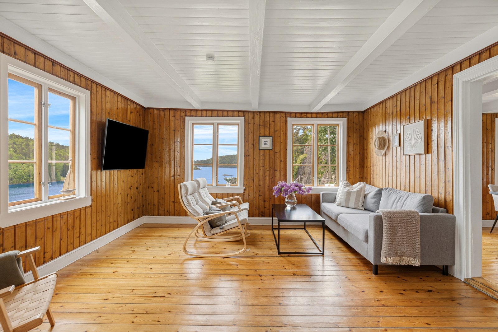 Stor og innbydende stue med fantastiske utsiktsforhold mot Tvedestrandsfjorden. Galleribilde