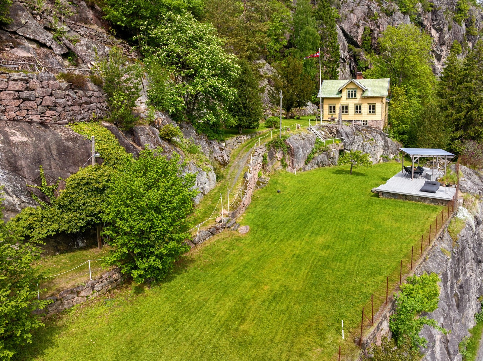 Eiendommen ligger på en høyde og har fri utsikt utover Tvedestrandsfjorden. Galleribilde