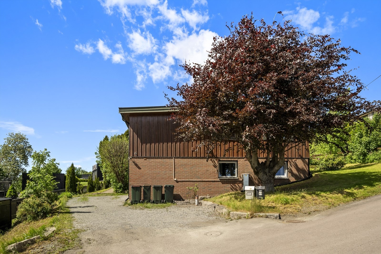 Rolig og etablert boligområde med gode fasiliteter. Galleribilde