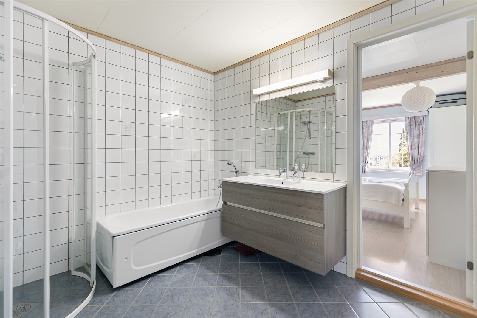 Badet er tilknyttet et av soverommene i underetasjen. Galleribilde