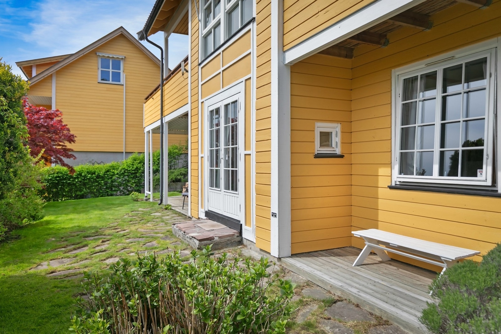 Uteplassen er delvis overbygget og har direkte tilgang til hagen. Galleribilde