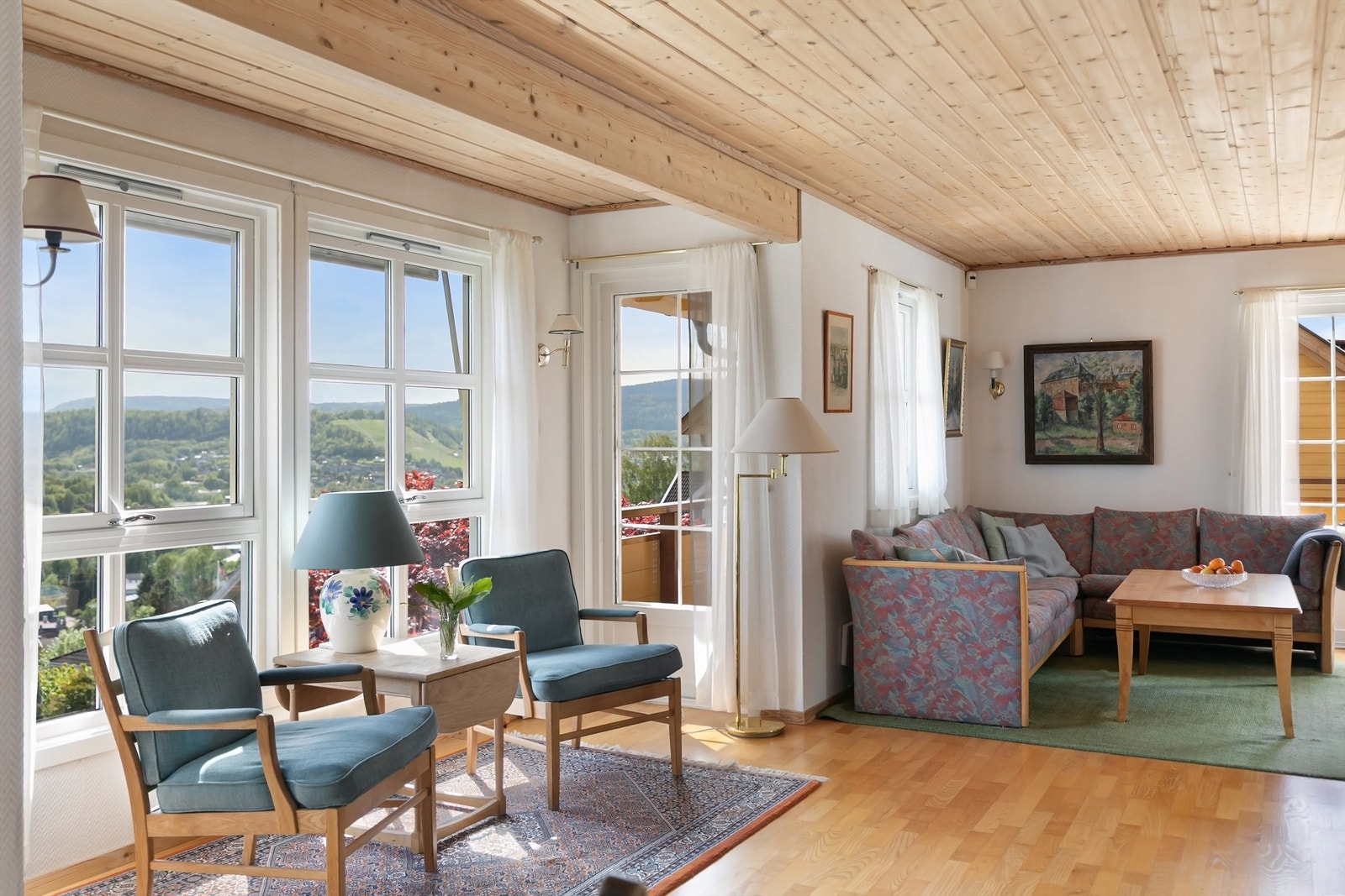 Store vindusflater og utgang til terrassen gir rikelig med lys og en flott utsikt. Galleribilde