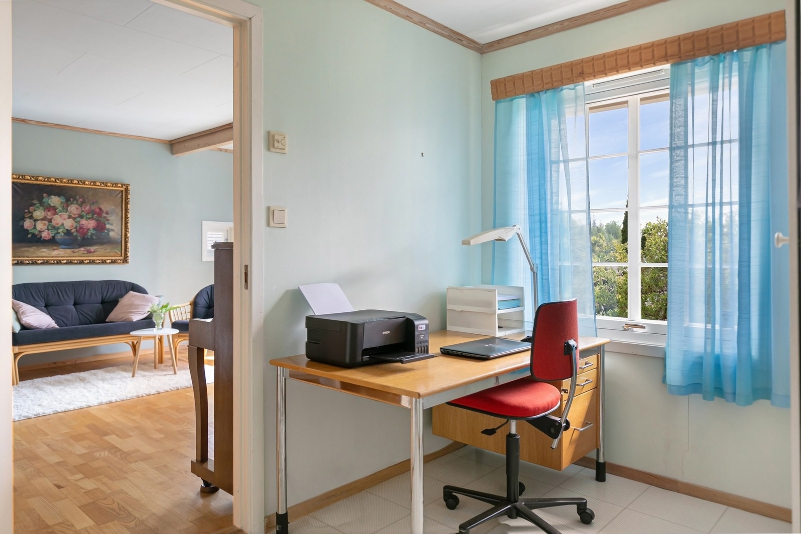 Et av rommene er i dag innredet som kontor, med varmekabler i gulvet. Galleribilde