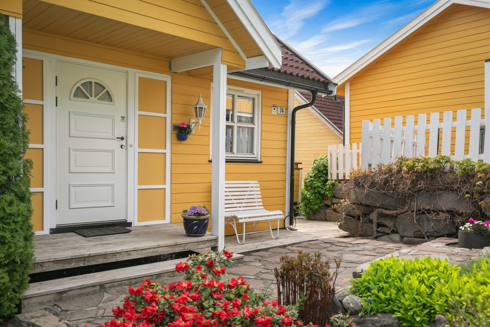 Overbygget inngangsparti med en liten platting. Galleribilde