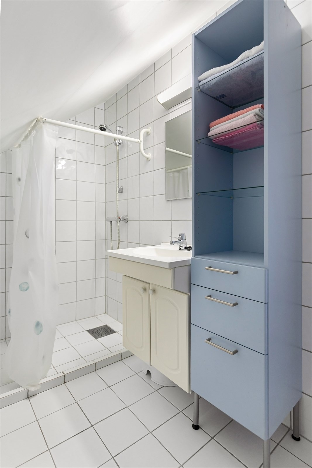 Badet i andre etasje er utstyrt med dusj, toalett og servant. Galleribilde