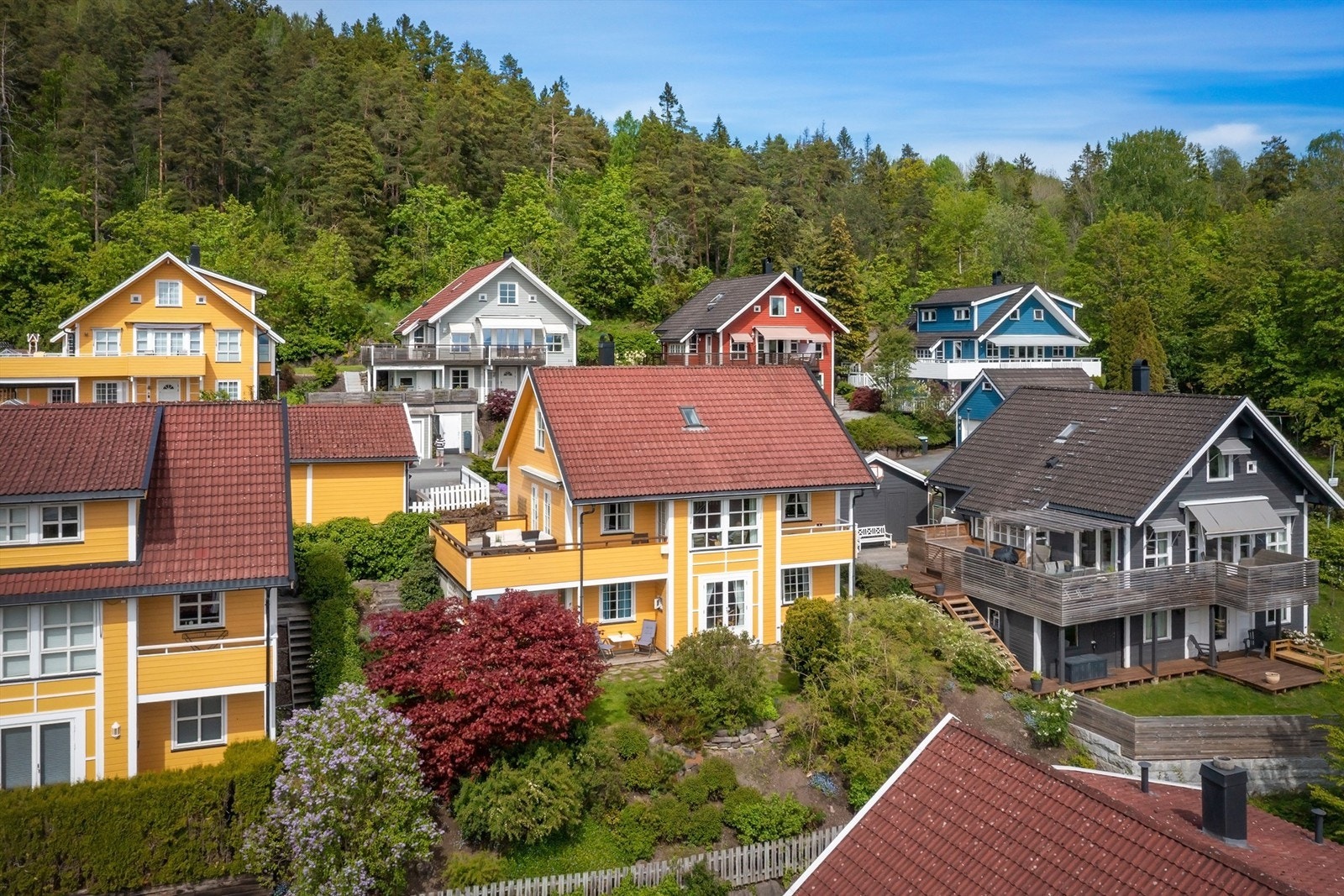 Boligen er omgitt av et etablert og rolig boligområde. Galleribilde