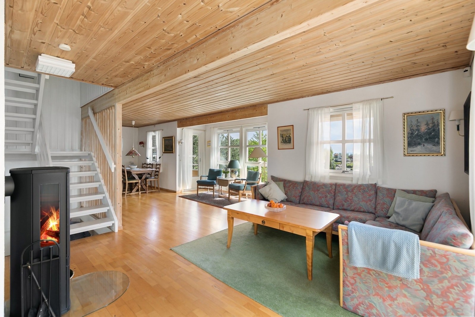 Stuen er romslig og har flere soner, med plass til både sofagruppe og lesekrok. Galleribilde