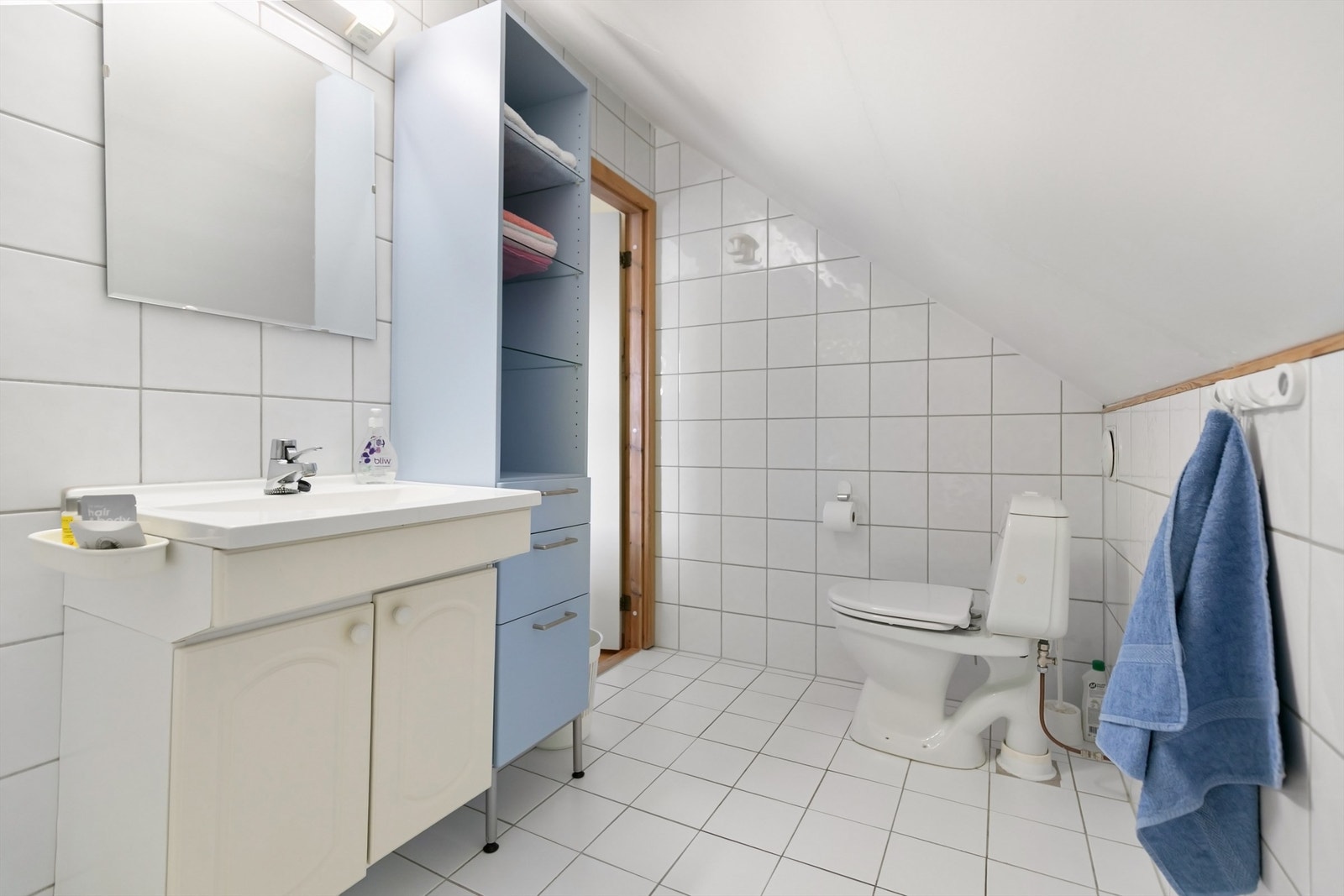 Flislagt bad med plass til ekstra oppbevaringsmøbler. Galleribilde