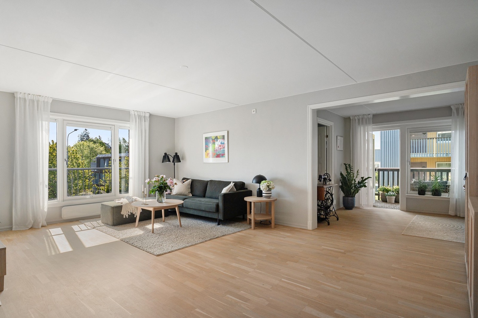 Leiligheten ligger i et attraktivt bygg fra 1997 og byr på etterspurte fasiliteter som sydvestvendt balkong på 11 kvm med nydelige solforhold og parkering med lademulighet i felles garasje. Galleribilde
