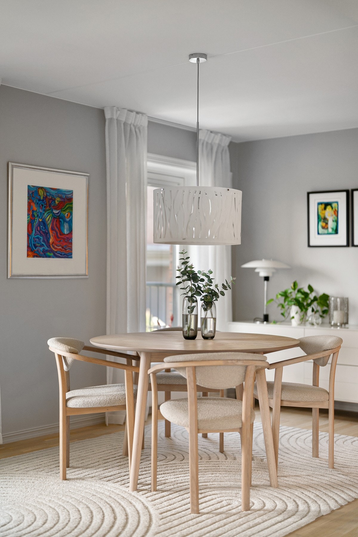 Rommet oppleves lett å møblere og har en naturlig forbindelse videre ut til balkongen, noe som bidrar til en luftig og trivelig romfølelse. Galleribilde