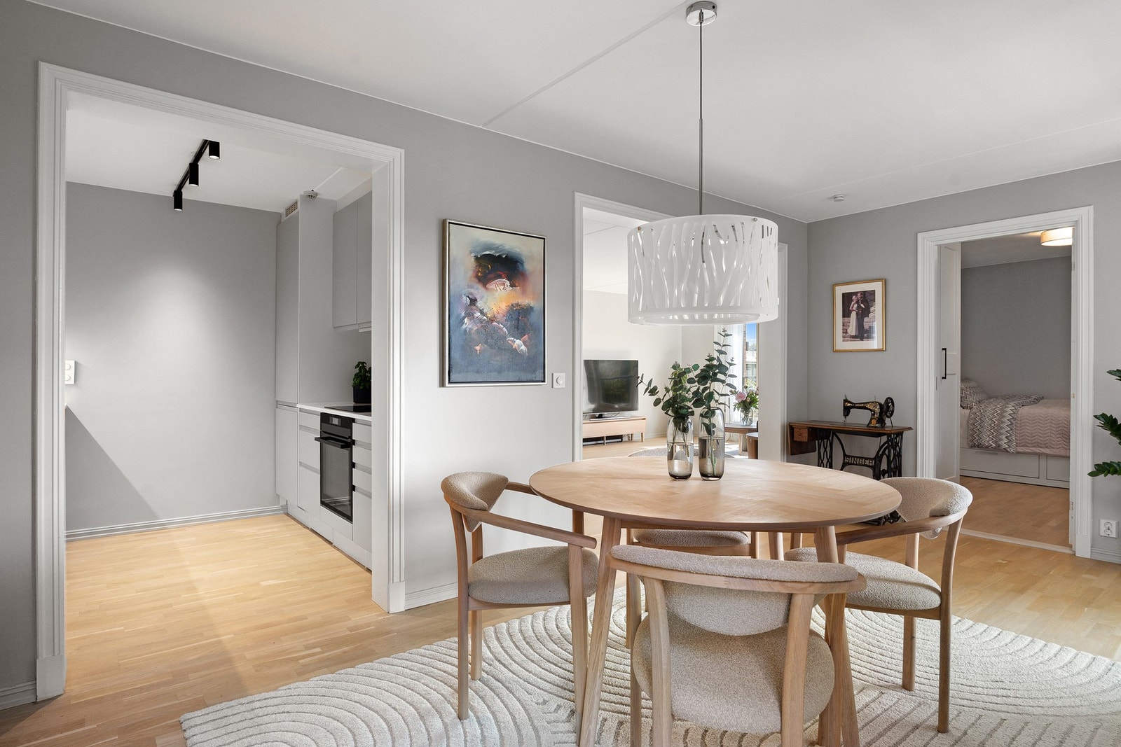 Kjøkkenet fremstår vedlikeholdt og funksjonelt, med en løsning som er godt tilpasset boligens planløsning. Galleribilde