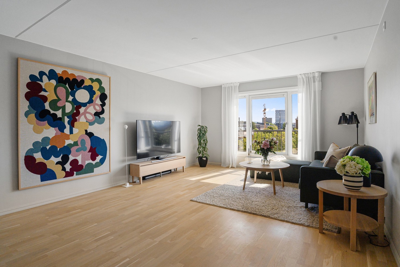 Stuen er lys og innbydende, med en god og åpen oppholdsdel som gir plass til både sofagruppe og spiseplass. Galleribilde