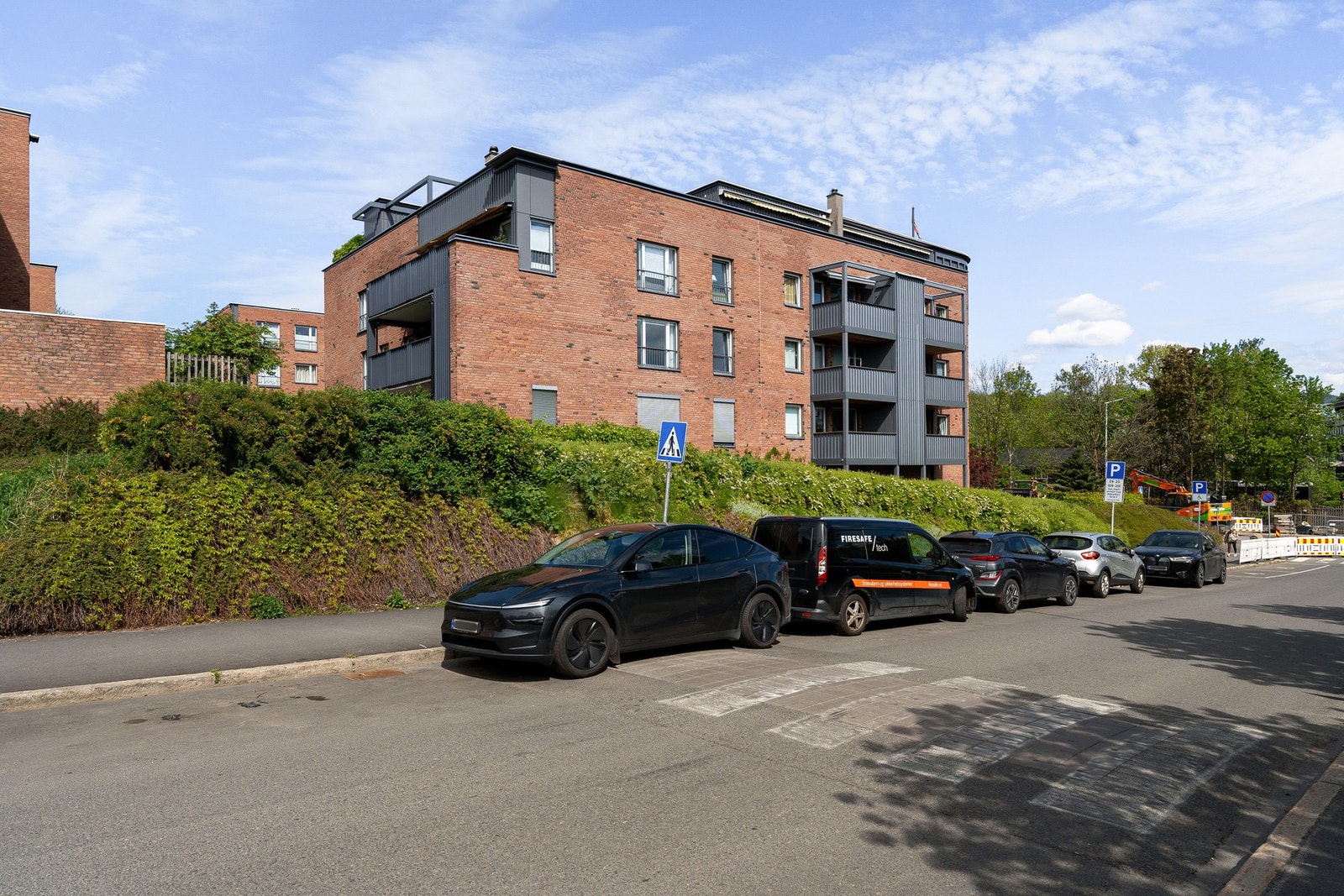 Gateparkering til gjester rett på utsiden. Galleribilde