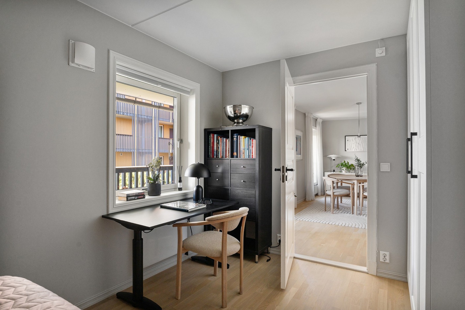 Her er det god plass til seng, garderobe og skrivebord. Galleribilde