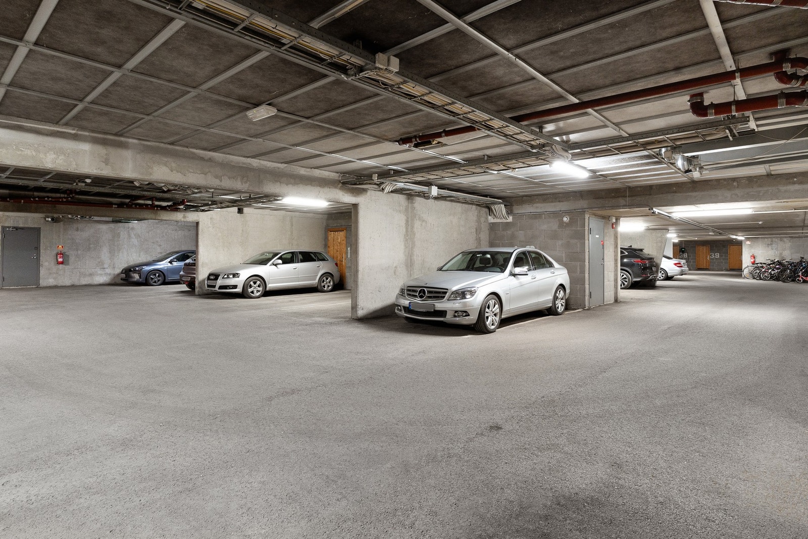 Leiligheten disponerer en garasjeplass i felles anlegg merket med nr. 10. El-billader medfølger plassen. Det kan også kjøpes en ekstra garasjeplass i nabosameiet. Galleribilde