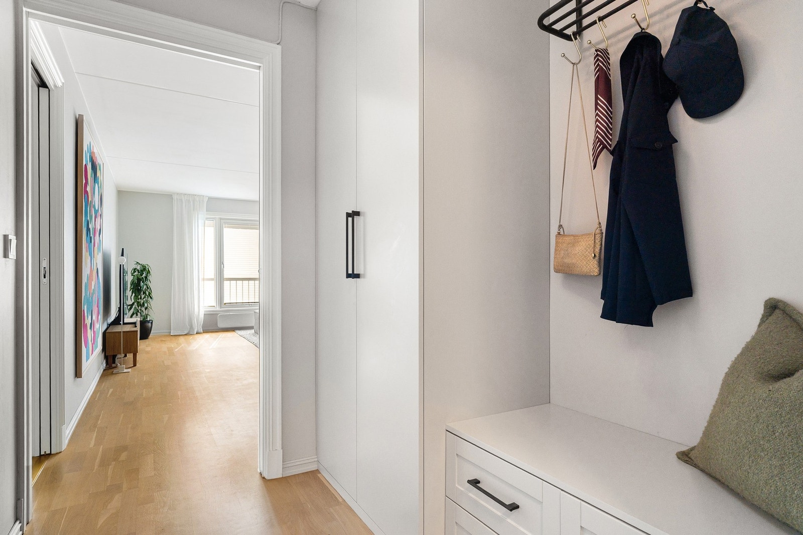 Velkommen inn! Entréen er romslig og praktisk utformet, med god plass til å henge fra seg yttertøy og sko på en ryddig og funksjonell måte. Galleribilde