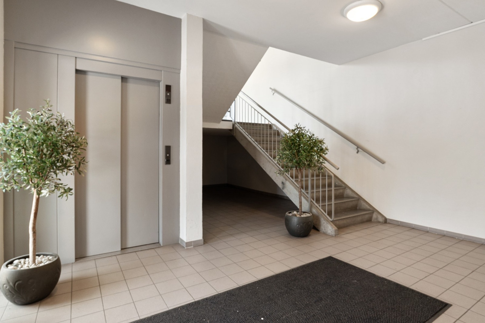 Heisen tar deg enkelt opp til leiligheten i byggets 2. etasje. Galleribilde