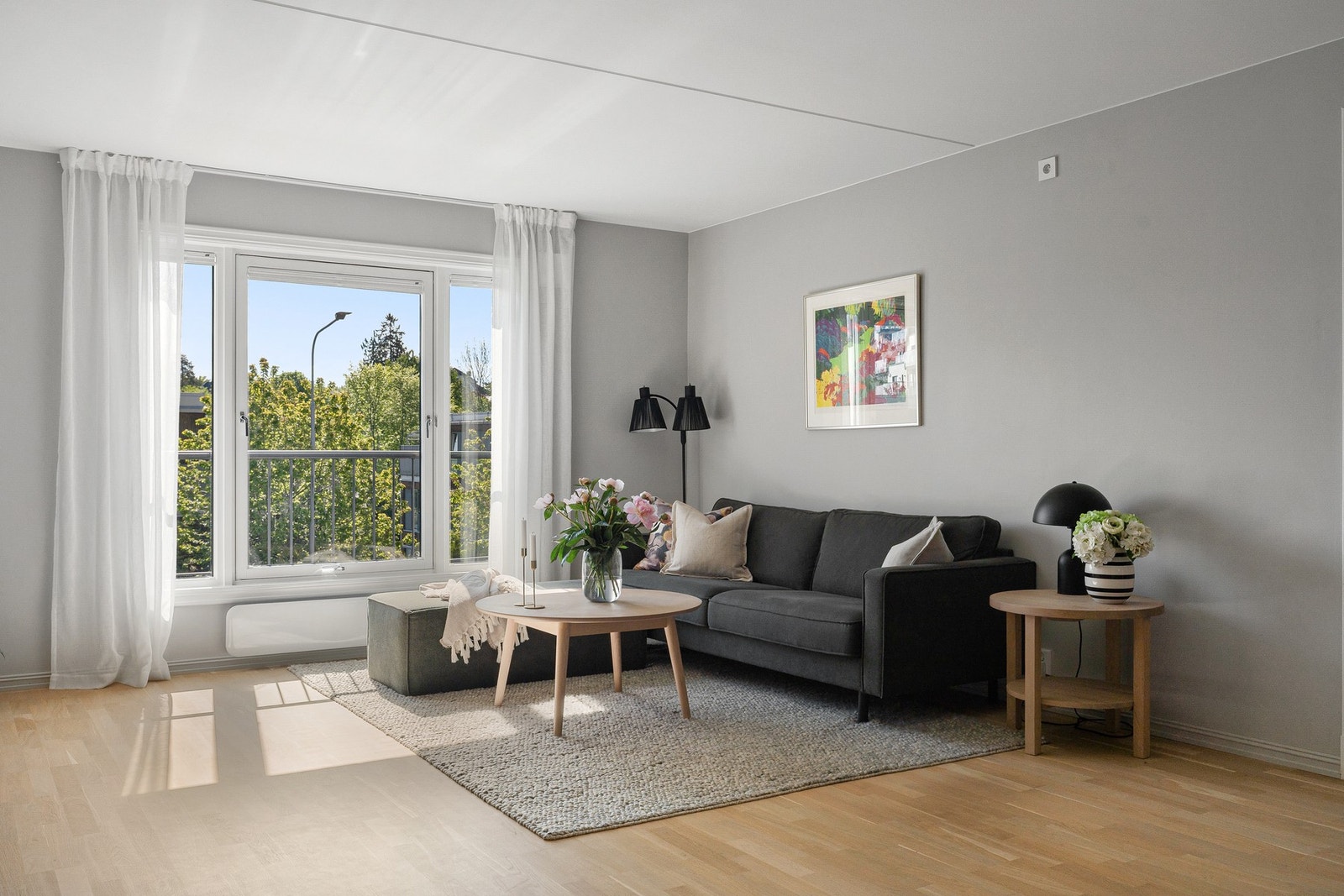 Naturlig avstand til tv-vegg, store vinduer fra tak til gulv og delikate fargevalg. Galleribilde