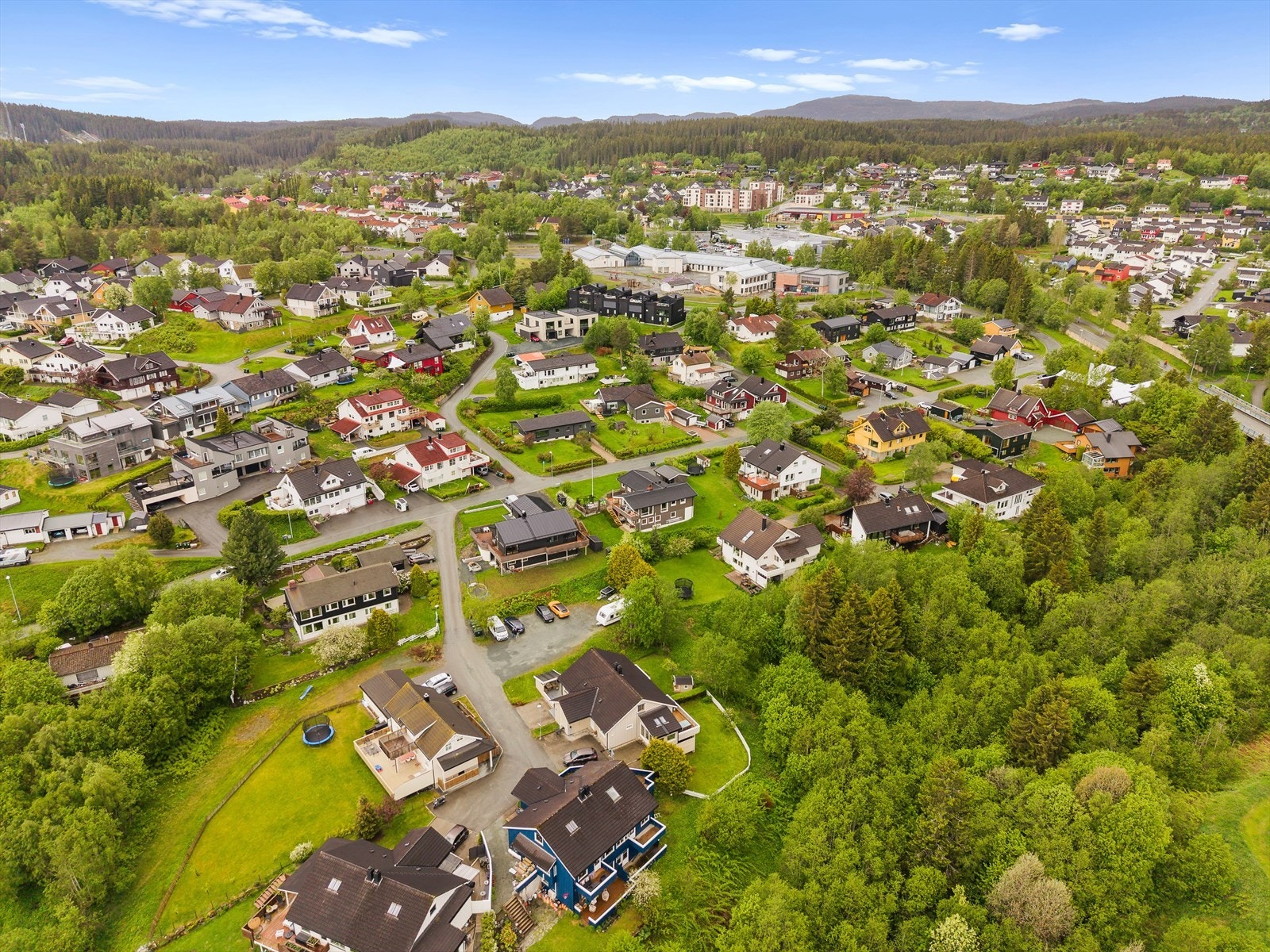 Boligen ligger fint til i enden av rolig og trafikkstille blindvei Galleribilde